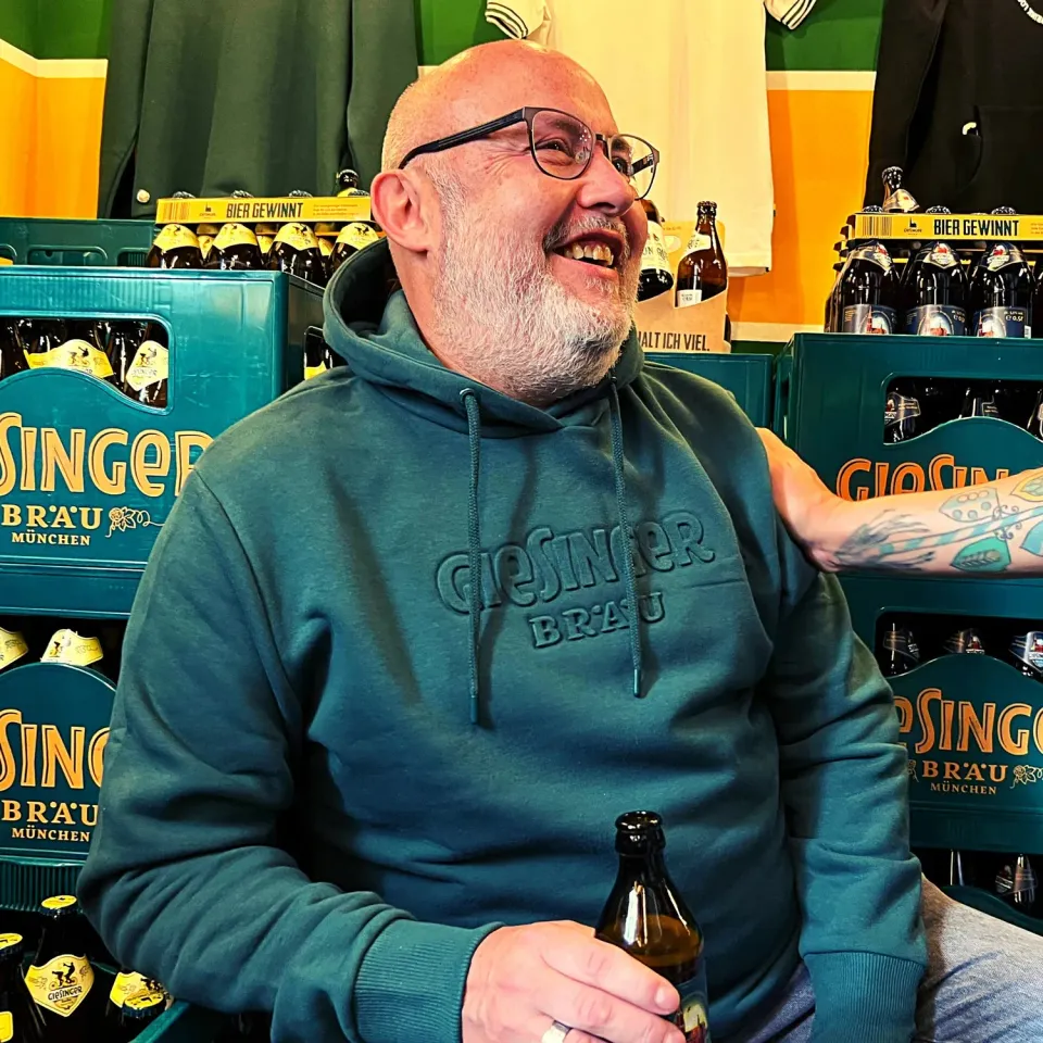 Giesinger Bräu Hoodie mit Prägedruck grün